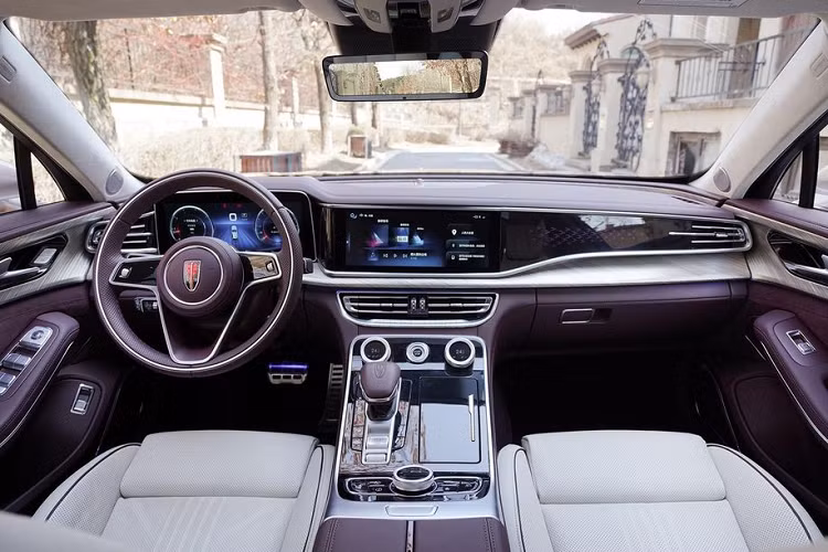 Đối với những người chưa biết về thương hiệu xe sang Hongqi, đó là một nhà sản xuất ô tô cao cấp của Trung Quốc thuộc Tập đoàn FAW Group. Hongqi ra mắt mẫu xe đầu tiên vào năm 1958, nhưng chiếc xe của hãng được các vị lãnh đạo và chủ tịch các tập đoàn lớn ở Trung Quốc ưa chuộng, từ đó, thương hiệu này dần trở thành biểu tượng của sự giàu có của người Trung Quốc.