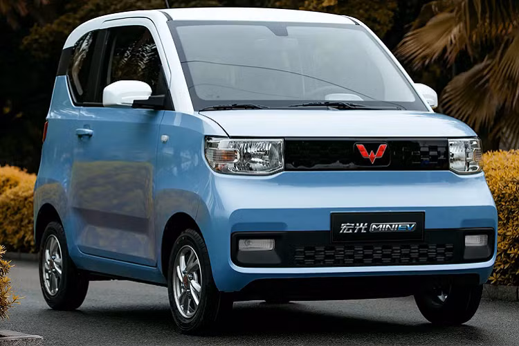 So với Wuling Hongguang Mini EV, Kiwi EV mạnh hơn với mô-tơ điện có công suất tối đa 40 kW (khoảng 54 mã lực) và mô-men xoắn cực đại 150 Nm. Nhờ cụm pin 31,9 kWh, xe có thể chạy được 305 km sau khi sạc đầy pin. Với hệ thống sạc nhanh, pin của xe có thể tăng dung lượng từ 30% lên 80% trong 1 tiếng. Ngoài ra, Kiwi EV còn sở hữu vận tốc tối đa 105 km/h, cao hơn 5 km/h so với Wuling Hongguang Mini EV.