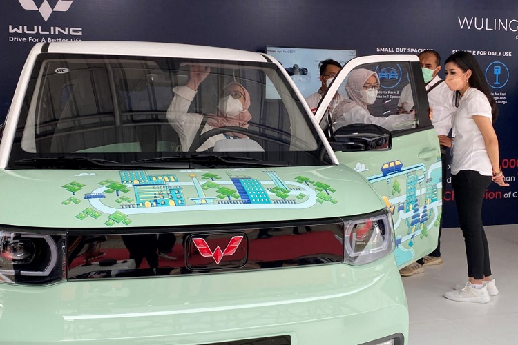 Ngoài ra, cặp đôi ô tô điện Trung Quốc kể trên còn có phạm vi hoạt động phù hợp với việc sử dụng hàng ngày. Theo đó, Wuling Hongguang Mini EV dùng mô-tơ điện có công suất tối đa 27 mã lực cùng mô-men xoắn cực đại 85 Nm. Với cụm pin 9,2 kWh, xe có thể chạy được quãng đường 120 km sau khi sạc đầy. Con số tương ứng với phiên bản dùng cụm pin 13,8 kWh là 170 km.