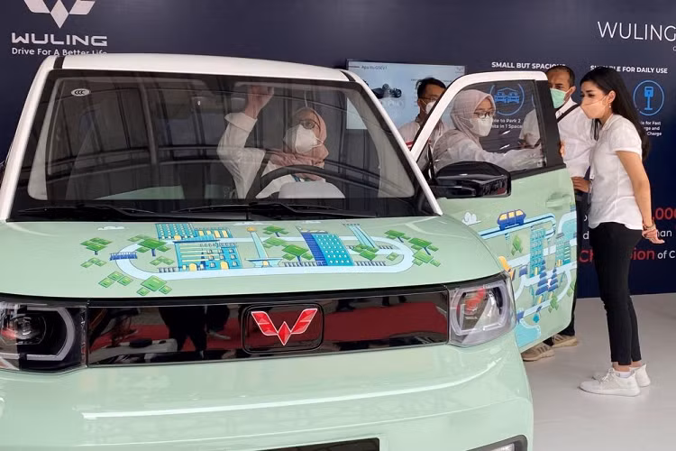 Ngoài ra, cặp đôi ô tô điện Trung Quốc kể trên còn có phạm vi hoạt động phù hợp với việc sử dụng hàng ngày. Theo đó, Wuling Hongguang Mini EV dùng mô-tơ điện có công suất tối đa 27 mã lực cùng mô-men xoắn cực đại 85 Nm. Với cụm pin 9,2 kWh, xe có thể chạy được quãng đường 120 km sau khi sạc đầy. Con số tương ứng với phiên bản dùng cụm pin 13,8 kWh là 170 km.