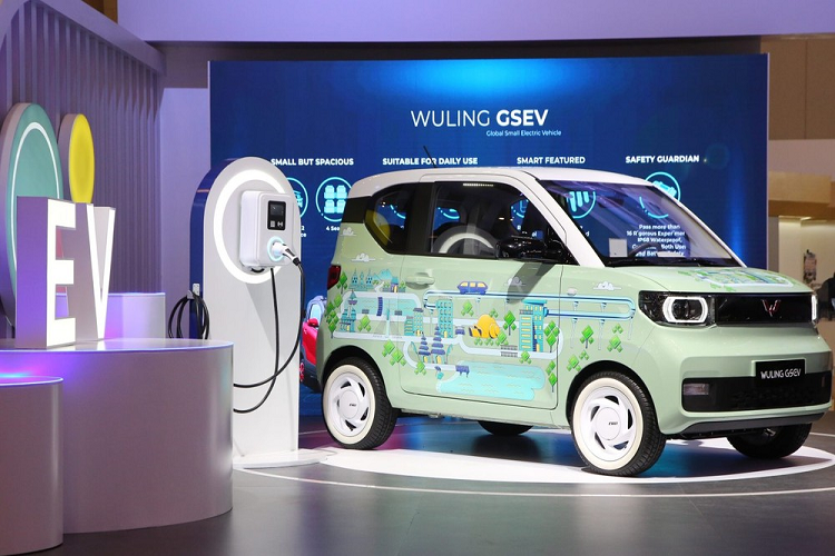 Theo đó, mẫu xe ôtô điện 100 triệu đồng Wuling Hongguang Mini EV và "người anh em" Kiwi EV sẽ được lắp ráp tại nhà máy ở Cikarang, bang West Java, Indonesia, từ năm sau trước khi chính thức bán ra thị trường. Đây chắc hẳn sẽ là tin vui với những người đang mong chờ hai mẫu ô tô điện Trung Quốc này.