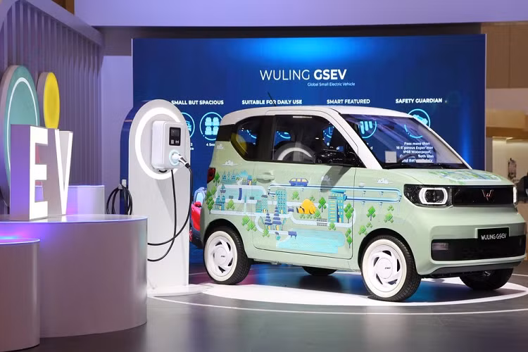 Theo đó, mẫu xe ôtô điện 100 triệu đồng Wuling Hongguang Mini EV và "người anh em" Kiwi EV sẽ được lắp ráp tại nhà máy ở Cikarang, bang West Java, Indonesia, từ năm sau trước khi chính thức bán ra thị trường. Đây chắc hẳn sẽ là tin vui với những người đang mong chờ hai mẫu ô tô điện Trung Quốc này.