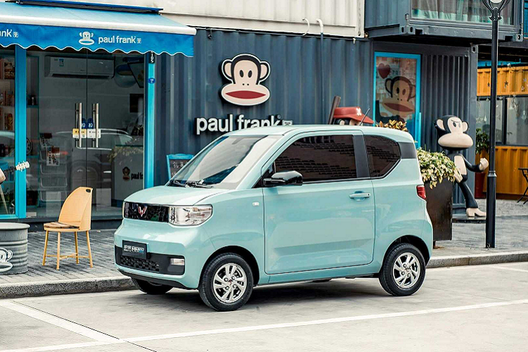 Có thể thấy, phạm vi hoạt động của Wuling Hongguang Mini EV và Kiwi EV không phải quá lớn. Tuy nhiên, hãng Wuling tin rằng hai mẫu xe này có tiềm năng lớn tại Indonesia vì người dân ở đây thường chỉ di chuyển trên quãng đường ngắn và đi cùng tối đa 4 hành khách. Tất nhiên, cũng không thể mong chờ những trang bị hiện đại hay công nghệ cao trên 2 mẫu ô tô điện cỡ nhỏ này. Bạn sẽ không thể tìm thấy hệ thống an toàn chủ động ADAS, tính năng đỗ xe tự động hay ra lệnh bằng giọng nói trên Wuling Hongguang Mini EV và Kiwi EV.