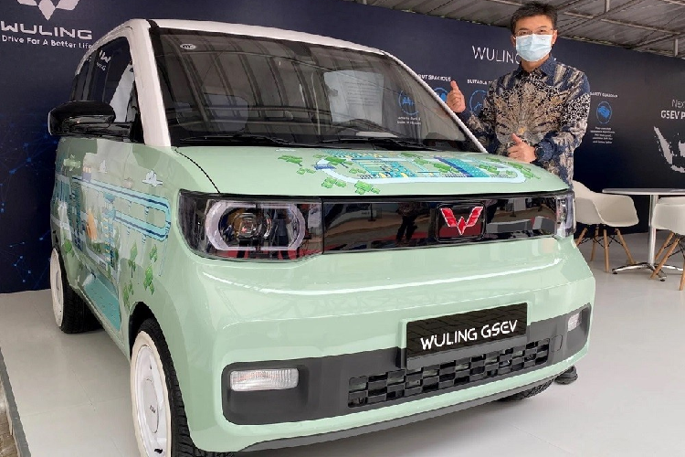 Cụ thể, Wuling Hongguang Mini EV 2022 mới sở hữu chiều dài 2.917 mm, chiều rộng 1.493 mm, chiều cao 1.621 mm và chiều dài cơ sở 1.940 mm. Những con số tương ứng của Kiwi EV là chiều dài 2.894 mm, chiều rộng 1.655 mm, chiều cao 1.595 mm và chiều dài cơ sở 2.020 mm. Với kích thước như thế này, Wuling Hongguang Mini EV và Kiwi EV sẽ giúp người dùng dễ xoay xở trên đường phố cũng như trong bãi đỗ xe.