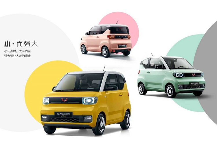Thay vào đó, Wuling Hongguang Mini EV chỉ có những trang bị tiện nghi tối thiểu như ghế bọc nỉ, nội thất nhiều chi tiết nhựa, điều hòa chỉnh cơ 1 vùng, chìa khóa cơ, đầu radio, hệ thống cảm biến áp suất lốp và màn hình điện tử phía sau vô-lăng. Tiếp đến là núm xoay chuyển số R/N/D, phanh tay và 2 nút lên/xuống kính ở giữa 2 ghế trước. Dưới sàn xe ở vị trí lái là hai cần đạp ghi dấu + và - nhằm biểu thị cho tăng tốc cũng như giảm tốc.