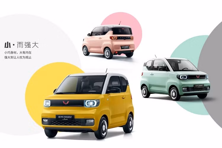 Thay vào đó, Wuling Hongguang Mini EV chỉ có những trang bị tiện nghi tối thiểu như ghế bọc nỉ, nội thất nhiều chi tiết nhựa, điều hòa chỉnh cơ 1 vùng, chìa khóa cơ, đầu radio, hệ thống cảm biến áp suất lốp và màn hình điện tử phía sau vô-lăng. Tiếp đến là núm xoay chuyển số R/N/D, phanh tay và 2 nút lên/xuống kính ở giữa 2 ghế trước. Dưới sàn xe ở vị trí lái là hai cần đạp ghi dấu + và - nhằm biểu thị cho tăng tốc cũng như giảm tốc.