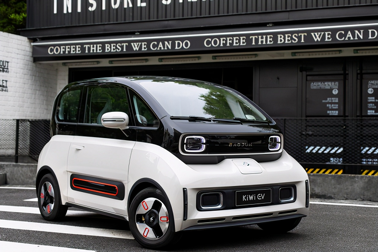 Hiện giá xe Wuling Hongguang Mini EV và Kiwi EV tại thị trường Indonesia vẫn chưa được hé lộ. Trong khi đó, tại thị trường Thái Lan, Wuling Hongguang Mini EV có giá khởi điểm từ 369.000 Baht (khoảng 267 triệu đồng). Giá bán tương ứng của Kiwi EV tại Trung Quốc là 69.800 Nhân dân tệ (244 triệu đồng).