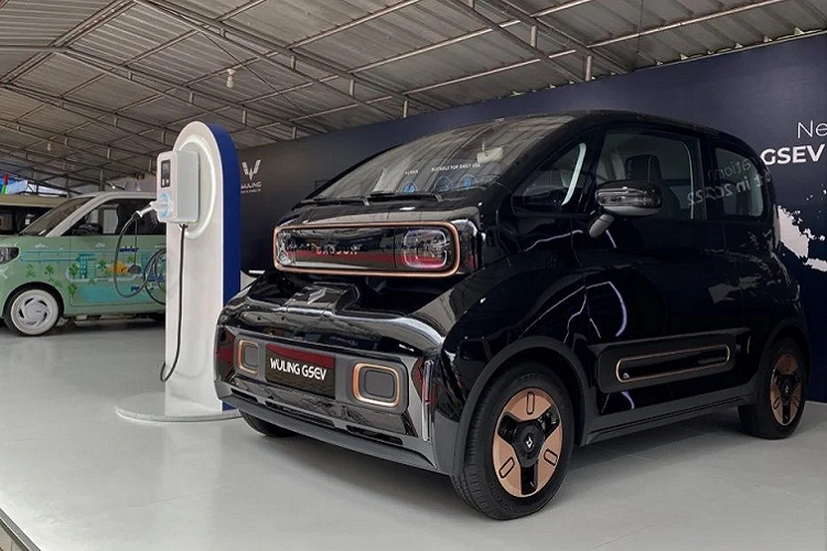 Tại triển lãm Ô tô Quốc tế Gaikindo Indonesia (GIIAS) 2021, thương hiệu Wuling của Trung Quốc đã mang 2 mẫu xe điện giá rẻ đến trưng bày, đó là Hongguang Mini EV và Kiwi EV. Khi tham gia triển lãm Ô tô điện Indonesia 2021, thương hiệu này đã hé lộ thêm kế hoạch dành cho 2 mẫu ôtô điện này.
