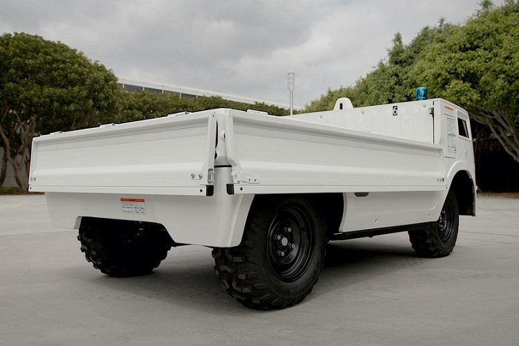 Vì tính chất công việc, ngành xây dựng, đứng ngay sau ngành vận chuyển con người hoặc hàng hóa, là một lĩnh vực giống như “thỏi nam châm” đối với các phương tiện tự hành. Đó chính là ý nghĩa ra đời của Honda AWV tự lái - một cỗ máy “có khả năng thực hiện nhiều loại dịch vụ cho những ngành công nghiệp cần một phương tiện tự hành vượt địa hình cứng cáp”.