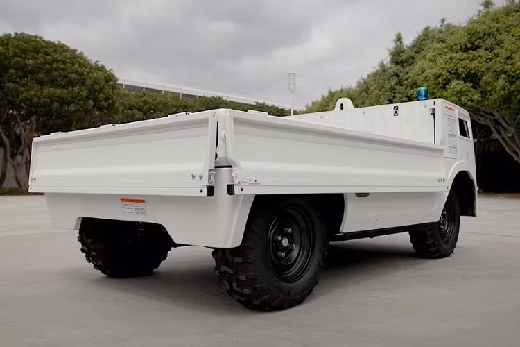 Vì tính chất công việc, ngành xây dựng, đứng ngay sau ngành vận chuyển con người hoặc hàng hóa, là một lĩnh vực giống như “thỏi nam châm” đối với các phương tiện tự hành. Đó chính là ý nghĩa ra đời của Honda AWV tự lái - một cỗ máy “có khả năng thực hiện nhiều loại dịch vụ cho những ngành công nghiệp cần một phương tiện tự hành vượt địa hình cứng cáp”.