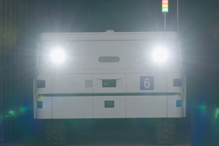 Sử dụng các thiết bị cảm biến, GPS, radar, Lidar, và camera, những chiếc AWV phải tự điều hướng qua các điểm xuất phát và điểm dừng trên khu đất rộng khoảng 4 triệu km vuông, cung cấp vật liệu và vật tư. Mỗi chiếc có khả năng chở tối đa khoảng 408 kg hàng hóa, và thậm chí có thời điểm kéo theo một chiếc xe moóc nặng gấp đôi như thế.