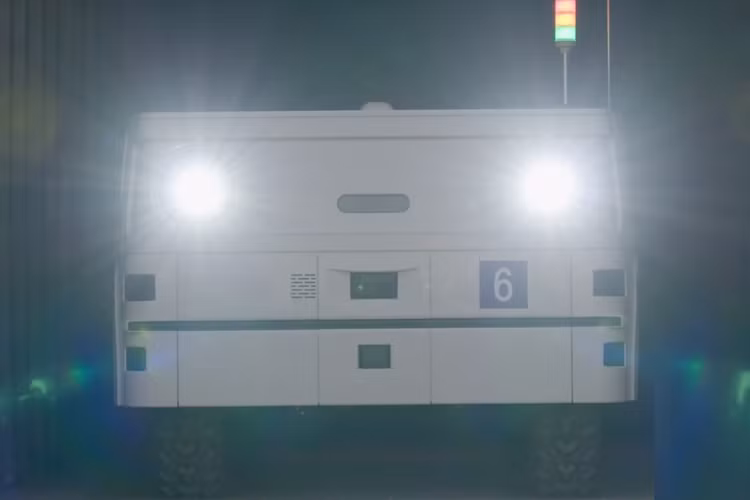 Sử dụng các thiết bị cảm biến, GPS, radar, Lidar, và camera, những chiếc AWV phải tự điều hướng qua các điểm xuất phát và điểm dừng trên khu đất rộng khoảng 4 triệu km vuông, cung cấp vật liệu và vật tư. Mỗi chiếc có khả năng chở tối đa khoảng 408 kg hàng hóa, và thậm chí có thời điểm kéo theo một chiếc xe moóc nặng gấp đôi như thế.