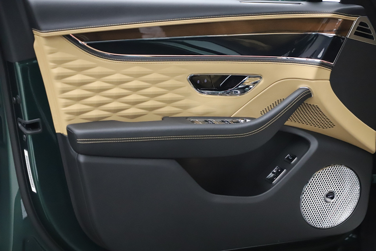 Bên cạnh đó, chiếc Bentley Flying Spur First Edition 2021 màu xanh lá cây độc nhất Việt Nam còn thuộc thế hệ hoàn toàn mới nên có ngoại hình khác biệt so với những chiếc Bentley Flying Spur thế hệ thứ 2 đang lăn bánh tại Việt Nam từ đèn pha, đèn hậu đến cản va trước/sau hay lưới tản nhiệt.