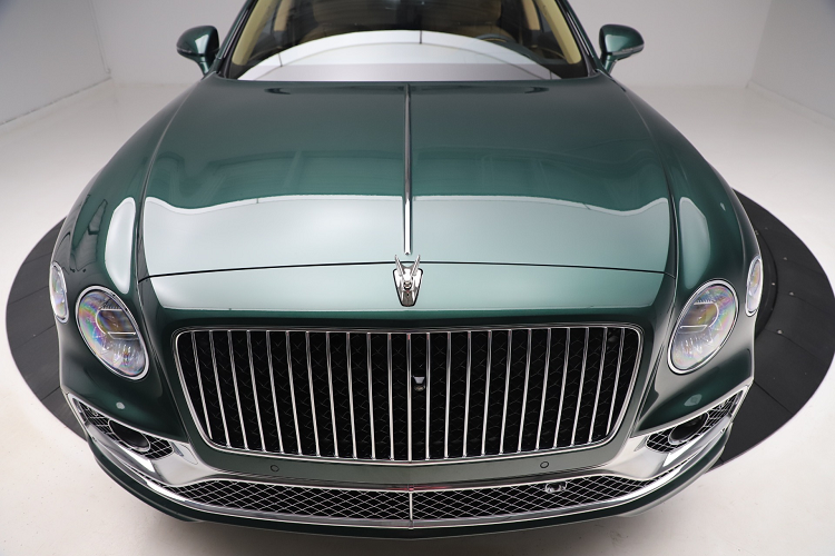 Là một phiên bản giới hạn năm sản xuất, vì thế, ngoại thất và cả bên trong khoang lái của mẫu xe siêu sang Bentley Flying Spur First Edition 2021 mới về Việt Nam chắc chắn có những trang bị độc quyền, chẳng hạn như có thêm huy hiệu First Edition để nhận biết so với bản tiêu chuẩn, ngoài ra là cờ Anh xuất hiện ở cột C hay bên trong khoang lái.