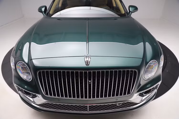 Là một phiên bản giới hạn năm sản xuất, vì thế, ngoại thất và cả bên trong khoang lái của mẫu xe siêu sang Bentley Flying Spur First Edition 2021 mới về Việt Nam chắc chắn có những trang bị độc quyền, chẳng hạn như có thêm huy hiệu First Edition để nhận biết so với bản tiêu chuẩn, ngoài ra là cờ Anh xuất hiện ở cột C hay bên trong khoang lái.