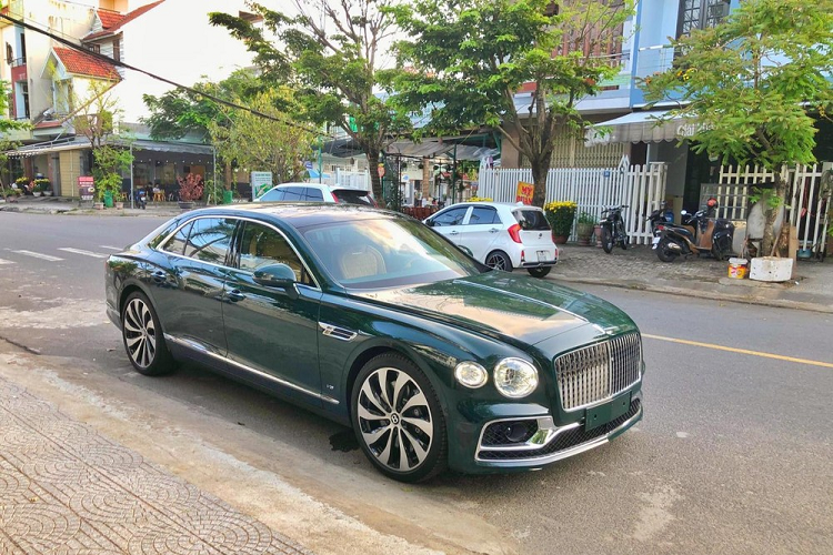 Giá xe siêu sang Bentley mới nhất tại Việt Nam dành cho phiên bản Flying Spur First Edition 2021 dự kiến khoảng 30 tỷ đồng. Được biết, dòng xe Bentley Flying Spur First Edition chỉ sản xuất giới hạn trong 12 tháng và hiện đã không còn sản xuất. Là phiên bản đặc biệt và giới hạn thời gian sản xuất, vì thế, sự có mặt của Bentley Flying Spur First Edition tại dải đất hình chữ S cho thấy sự chịu chơi của chủ nhân lớn đến thế nào.