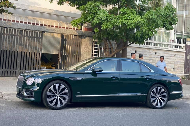 Rõ ràng là sau khi khai tử dòng xe Mulsanne và hãng Bentley chưa đưa ra chiếc xe nào lắp vào phân khúc này, vì thế, Bentley Flying Spur thế hệ thứ 3 tạm thời thay thế đàn anh Bentley Mulsanne có giá hơn 40 tỷ đồng tại Việt Nam tiếp tục cuộc đua phân khúc sedan siêu sang cùng với Rolls-Royce.