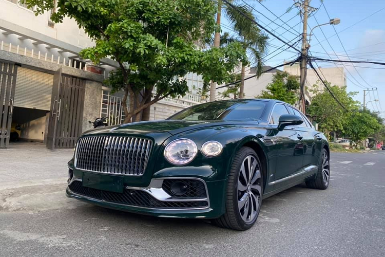 Gói Touring Specification dành cho Bentley Flying Spur First Edition 2021 bao gồm hệ thống hỗ trợ làn đường, quan sát ban đêm, màn hình hiển thị thông tin kính lái và hệ thống kiểm soát hành trình thích ứng. Bentley cũng trang bị cho chiếc FlyingSpur First Edition 2021 này bộ loa Naim công suất lến đến 2.200 wattvới 19 loa.