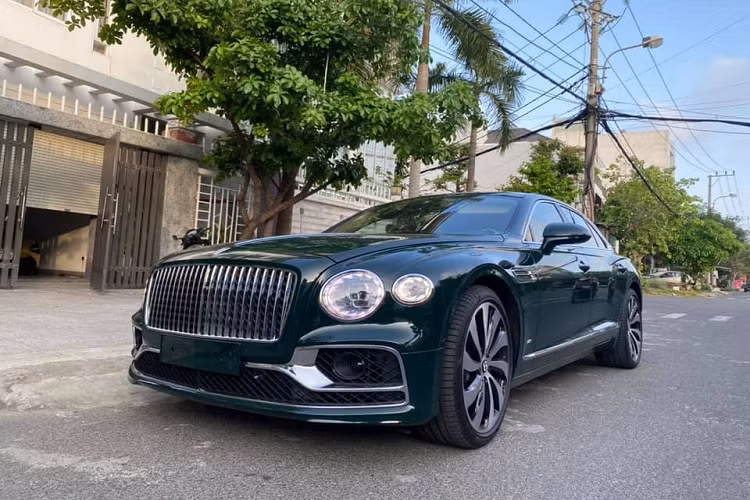 Gói Touring Specification dành cho Bentley Flying Spur First Edition 2021 bao gồm hệ thống hỗ trợ làn đường, quan sát ban đêm, màn hình hiển thị thông tin kính lái và hệ thống kiểm soát hành trình thích ứng. Bentley cũng trang bị cho chiếc FlyingSpur First Edition 2021 này bộ loa Naim công suất lến đến 2.200 wattvới 19 loa.