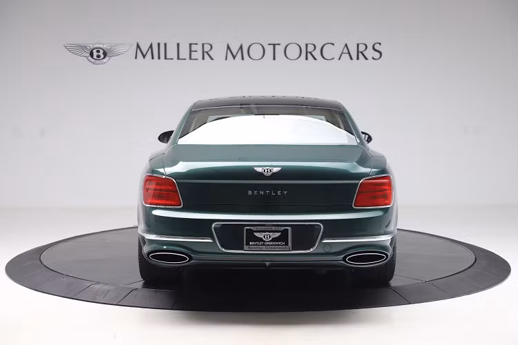 Kết hợp với hộp số tự động ly hợp kép ZF 8 cấp, động cơ giúp mẫu sedan hạng sang nặng 2.437 kg này có thể tăng tốc từ vị trí xuất phát lên 100 km/h trong thời gian chỉ 3,8 giây và đạt vận tốc tối đa 333 km/h, các thông số này không thua kém gì các mẫu xe thể thao.