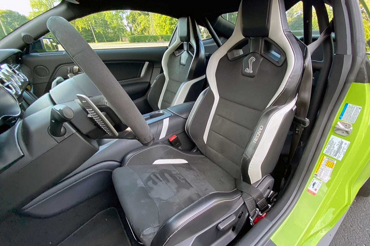 Bên trong xe, nội thất của Shelby GT500 2020 không có nhiều khác biệt so với đời trước. Trang bị nổi bật nhất là ghế thể thao của Recaro, các chân đạp bằng nhôm, vô-lăng thể thao và nhiều chi tiết bằng carbon.