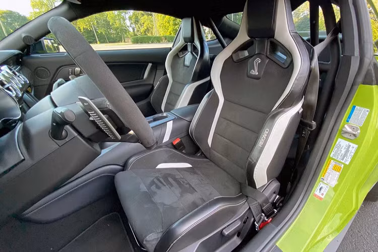 Bên trong xe, nội thất của Shelby GT500 2020 không có nhiều khác biệt so với đời trước. Trang bị nổi bật nhất là ghế thể thao của Recaro, các chân đạp bằng nhôm, vô-lăng thể thao và nhiều chi tiết bằng carbon.