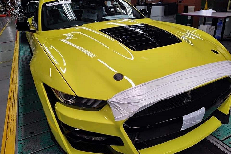 Ngoài ra, “ngựa hoang” còn sở hữu bảng đồng hồ kỹ thuật số 12 inch, hệ thống âm thanh cao cấp 12 loa của B&amp;O, màn hình thông tin giải trí 8 inch hỗ trợ cảm ứng, ứng dụng FordPass Connect và radio Sirius XM.