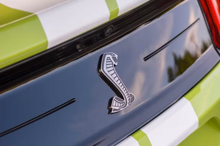 Các trang bị khác như sợi carbon ốp trong khoang lái, chi tiết carbon ngoại thất và bộ mâm xe bằng sợi carbon để trần cũng sẽ được loại bỏ khỏi gói trang bị này. Ngoài gói trang bị mới, Ford Shelby GT500 mới cũng được hãng xe Mỹ “ưu ái” bán ra với ba màu sơn mới là Grabber Yellow, Carbonized Grey và Antimatter Blue.