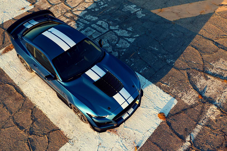 Vì rẻ hơn 8.500 USD so với gói Carbon Track Pack, chiếc Mustang mạnh mẽ nhất của Ford sẽ không có được bộ cánh gió cỡ lớn bằng sợi carbon ở đuôi xe cũng như bộ lốp Michelin Pilot Sport Cup 2.