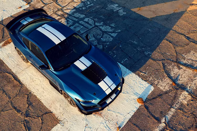 Vì rẻ hơn 8.500 USD so với gói Carbon Track Pack, chiếc Mustang mạnh mẽ nhất của Ford sẽ không có được bộ cánh gió cỡ lớn bằng sợi carbon ở đuôi xe cũng như bộ lốp Michelin Pilot Sport Cup 2.