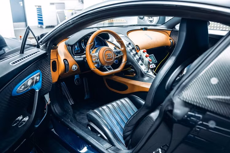 Đồng thời, đây là 1 trong 8 chiếc Bugatti Chiron thử nghiệm đời đầu, được hãng Bugatti phát triển tại nhà máy ở Molsheim, Pháp, vào năm 2013. Nói cách khác, chiếc siêu xe này ra đời sớm hơn 3 năm so với Bugatti Chiron bản thương mại.