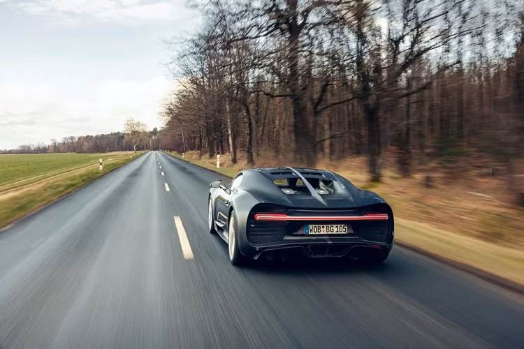 Đội ngũ phát triển đã đưa chiếc Bugatti Chiron 4-005 này đi khắp nơi trên thế giới, tiến hành mọi khâu thử nghiệm như thử nghiệm trong điều kiện nhiệt độ cao ở Nam Phi, thử nghiệm chạy trên tuyết ở Scandinavia và thử nghiệm tốc độ cao ở Nardo. Đây cũng là chiếc Bugatti Chiron đầu tiên lăn bánh trên đất Mỹ. Đến nay, sau 8 năm và chạy hơn 74.000 km, chiếc siêu xe Bugatti Chiron 4-005 cuối cùng đã có thể "nghỉ hưu".