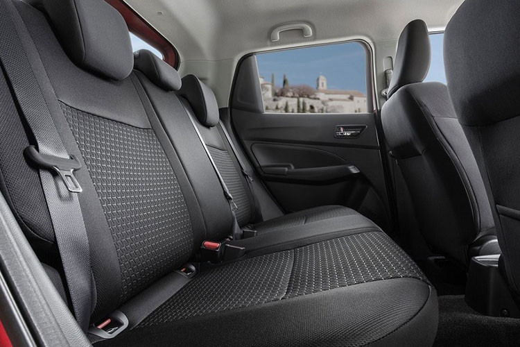 Điều thú vị là Suzuki Swift 2021 tại Thái Lan không còn hộp số sàn. Thay vào đó, động cơ chỉ đồng hành với hộp số biến thiên vô cấp CVT, truyền sức mạnh tới cầu trước. Theo hãng Suzuki, Swift mới sẽ tiết kiệm nhiên liệu hơn với mức tiêu thụ trung bình 23 km/lít (khoảng 4,3 lít/100 km).