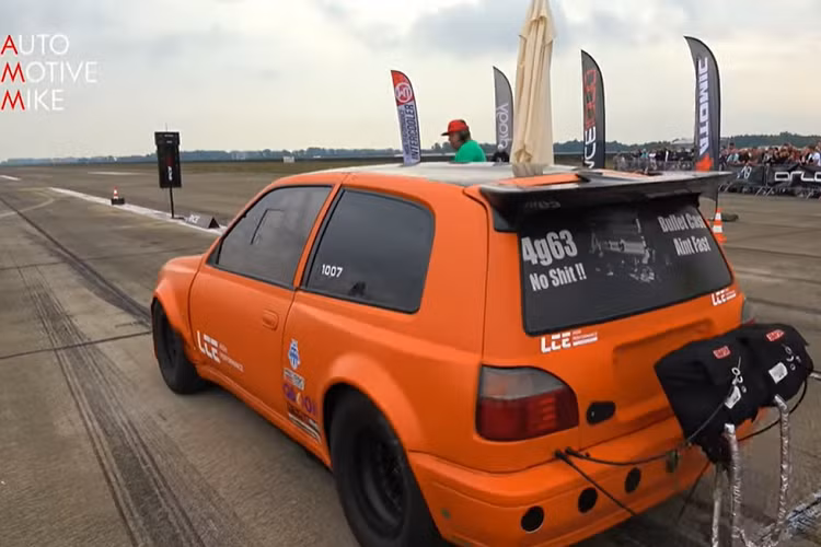 Chiec Nissan Sunny xau xi nay du suc cho sieu xe 