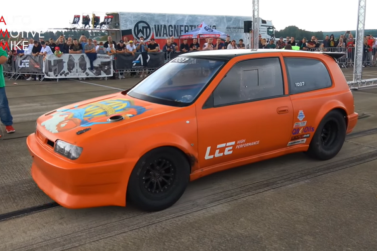 Trong video, chúng ta có cơ hội thấy nó chạy nhất quãng đường nửa dặm (hơn 800 mét) trong khoảng 15 giây, và có lúc chỉ cần 14,5 giây. Tối đa tối đa được ghi nhận là 308,21 km/h.