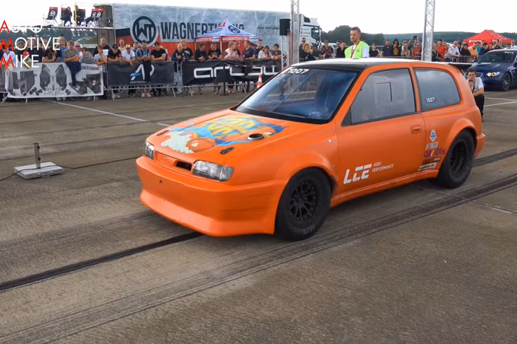 Tại sao lại như vậy? Lý do đơn giản là chiếc Sunny tức cười này mạnh những 1.500 mã lực. Nó là một chiếc xe độ chuyên đua drag, và chỉ có một nhiệm vụ duy nhất là chạy càng nhanh càng tốt trên một đoạn đường băng thẳng.