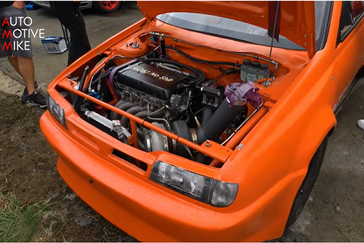 Đặc điểm duy nhất khiến chúng ta biết rằng đây là một chiếc xe nghiêm túc là bộ lốp to dày nhằm tăng lực bám, cho phép nó khởi hành nhanh hơn trên một đoạn đường băng.