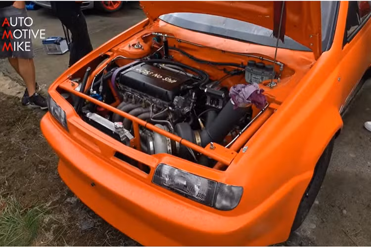 Đặc điểm duy nhất khiến chúng ta biết rằng đây là một chiếc xe nghiêm túc là bộ lốp to dày nhằm tăng lực bám, cho phép nó khởi hành nhanh hơn trên một đoạn đường băng.