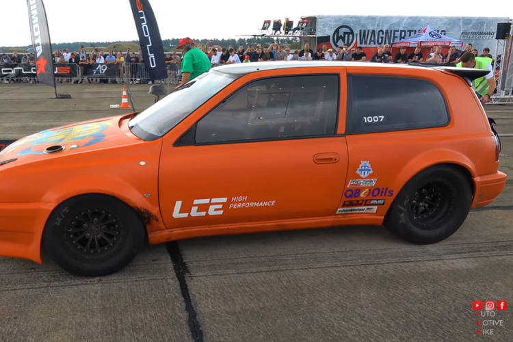 Từ những gì được thấy trong video, có lẽ nhiều người sẽ muốn thấy chiếc hatchback Nissan Sunny màu cam này thử đua drag trực tiếp với những siêu xe, thậm chí hypercar trị giá hàng triệu đô. Nhờ công suất 1.500 mã lực và những trang bị độ hiệu suất cao, nó không biết chừng sẽ khiến những Lamborghini, Ferrari phải hít khói.