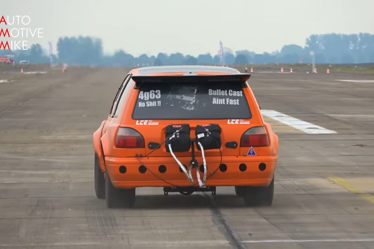 Bên cạnh đó, nó cũng có thêm dù phía sau để hỗ trợ cho hệ thống phanh vốn đã được nâng cấp, bởi đội ngũ chế tạo nên chiếc Nissan Sunny độc đáo này cần đảm bảo rằng nó có thể dừng lại một cách an toàn trong một khoảng cách nhất định.