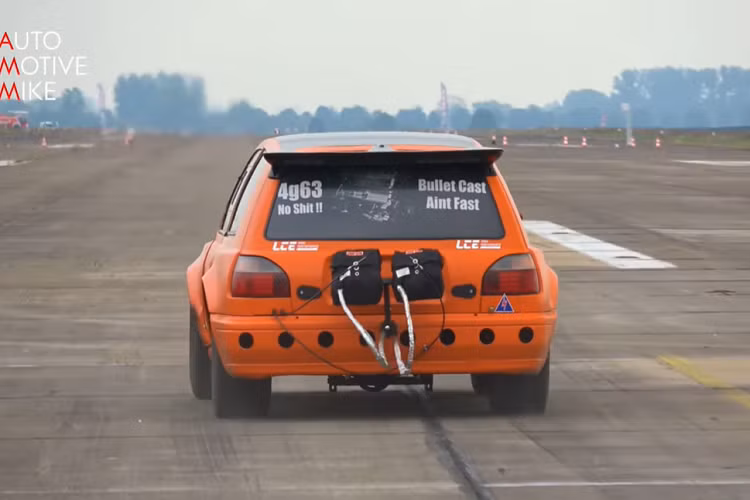 Bên cạnh đó, nó cũng có thêm dù phía sau để hỗ trợ cho hệ thống phanh vốn đã được nâng cấp, bởi đội ngũ chế tạo nên chiếc Nissan Sunny độc đáo này cần đảm bảo rằng nó có thể dừng lại một cách an toàn trong một khoảng cách nhất định.