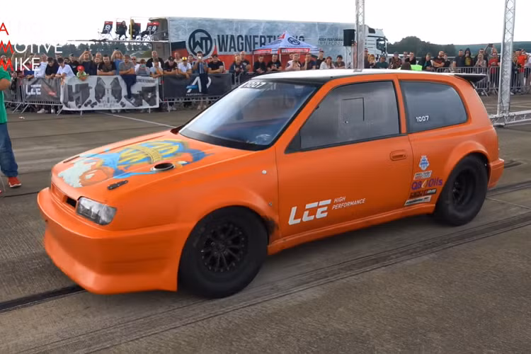 Trong video, chúng ta có cơ hội thấy nó chạy nhất quãng đường nửa dặm (hơn 800 mét) trong khoảng 15 giây, và có lúc chỉ cần 14,5 giây. Tối đa tối đa được ghi nhận là 308,21 km/h.