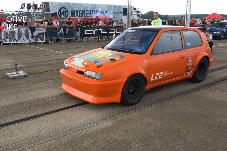 Tại sao lại như vậy? Lý do đơn giản là chiếc Sunny tức cười này mạnh những 1.500 mã lực. Nó là một chiếc xe độ chuyên đua drag, và chỉ có một nhiệm vụ duy nhất là chạy càng nhanh càng tốt trên một đoạn đường băng thẳng.