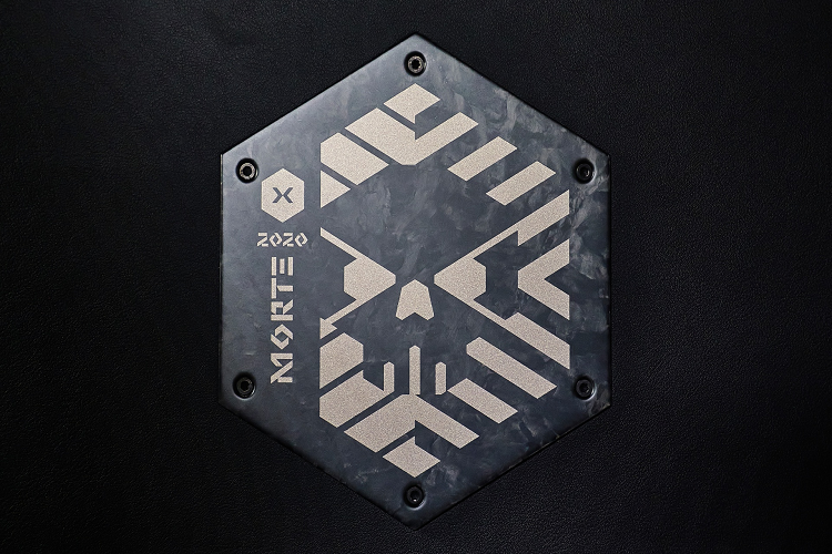 Phiên bản Giấc mơ Edición Sogno lại có ngoại thất màu xanh nhạt Blu Symi với các đường vân màu vàng Oro Elios.