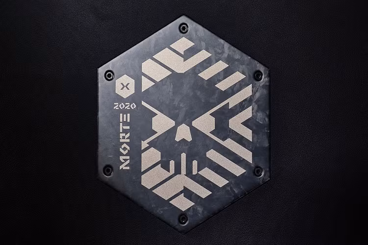 Phiên bản Giấc mơ Edición Sogno lại có ngoại thất màu xanh nhạt Blu Symi với các đường vân màu vàng Oro Elios.