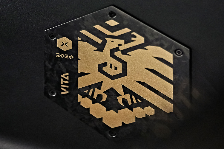 Trong khi đó, phiên bản Lamborghini Huracán Edición Morte sở hữu màu sơn xanh Blu Astraeus cùng các họa tiết màu đồng Bronzo Serse chạy dọc theo chiều dài thân xe.