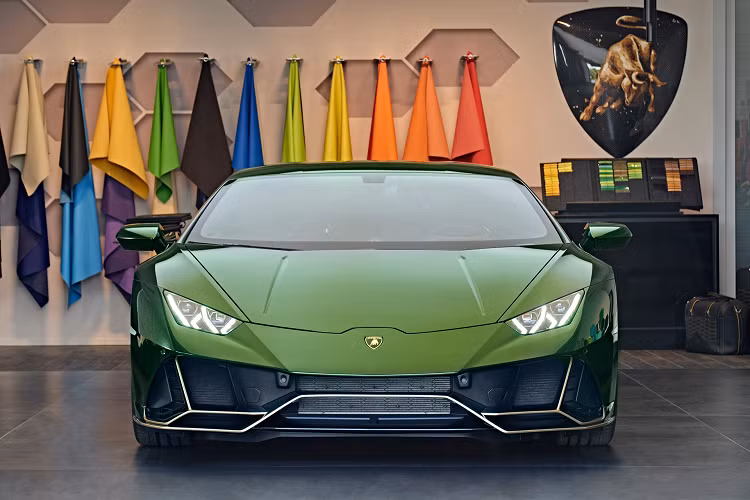 Đi kèm với phiên bản này là bộ mâm và các chi tiết trang trí màu vàng Oro Elios, đại diện cho Mặt Trời.