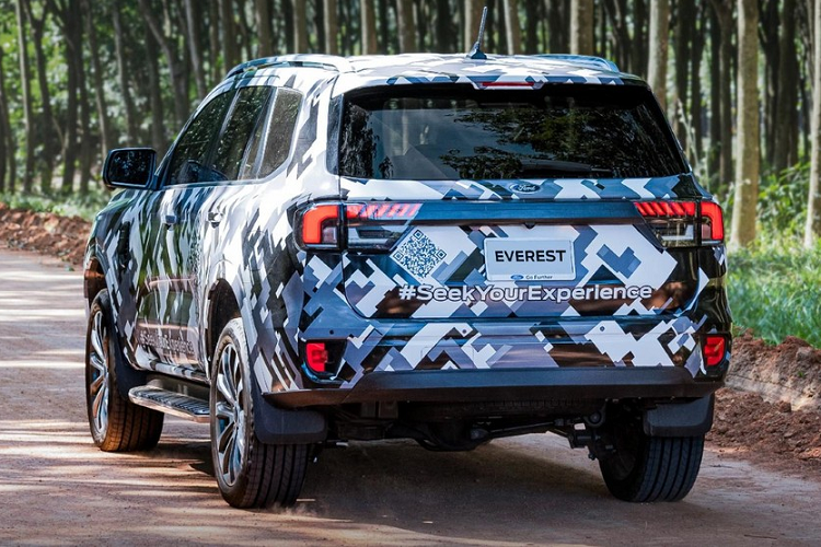 Nằm bên dưới nắp ca-pô của Ford Everest 2022 dự kiến là các động cơ giống Ranger mới. Đầu tiên là động cơ xăng EcoBoost 4 xi-lanh, tăng áp, dung tích 2.3L. Thứ hai là động cơ diesel 4 xi-lanh, tăng áp đơn hoặc tăng áp kép, dung tích 2.0L. Cuối cùng là động cơ diesel V6, tăng áp, dung tích 3.0L mạnh mẽ. Ngoài ra, Ford Everest 2022 còn được đồn là có phiên bản plug-in hybrid tiết kiệm xăng hơn. Theo một số thông tin, Ford Everest 2022 sẽ chính thức trình làng vào quý I năm sau. Hiện giá xe Ford Everest mới vẫn chưa được hé lộ.