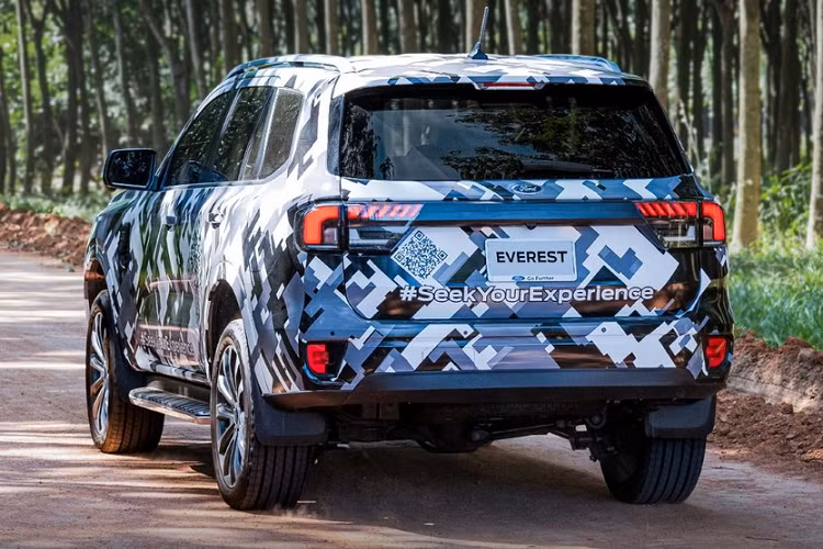 Nằm bên dưới nắp ca-pô của Ford Everest 2022 dự kiến là các động cơ giống Ranger mới. Đầu tiên là động cơ xăng EcoBoost 4 xi-lanh, tăng áp, dung tích 2.3L. Thứ hai là động cơ diesel 4 xi-lanh, tăng áp đơn hoặc tăng áp kép, dung tích 2.0L. Cuối cùng là động cơ diesel V6, tăng áp, dung tích 3.0L mạnh mẽ. Ngoài ra, Ford Everest 2022 còn được đồn là có phiên bản plug-in hybrid tiết kiệm xăng hơn. Theo một số thông tin, Ford Everest 2022 sẽ chính thức trình làng vào quý I năm sau. Hiện giá xe Ford Everest mới vẫn chưa được hé lộ.