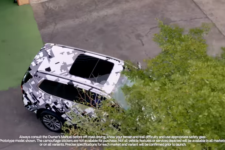 Chưa hết, Ford Everest 2022 còn được trang bị nắp ca-pô và nóc xe phẳng. Trong khi đó, thiết kế bên sườn lại khá gọn gàng, đi với bệ bước chân cỡ lớn và chắn bùn vuông vắn, mang đến ngoại hình rắn rỏi hơn cho xe. Đằng sau, mẫu SUV cỡ trung này được được bổ sung thiết kế đuôi xe hoàn toàn mới với cụm đèn hậu LED hình chữ "C", tạo sự tương đồng với đèn pha. Đó là chưa kể đến cửa cốp sau hoàn toàn mới và hốc đèn phản quang hình tam giác.